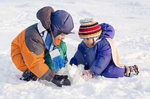 children plays to snow